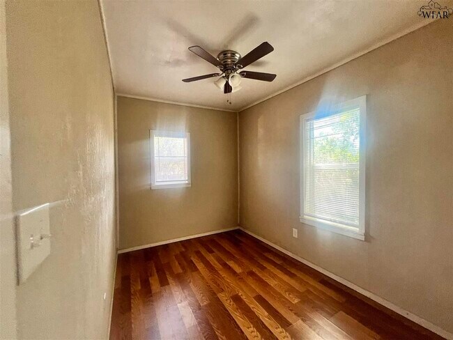 Building Photo - 2006 Bell St