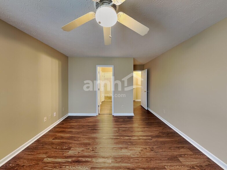 Building Photo - 8749 Trumpeter Dr