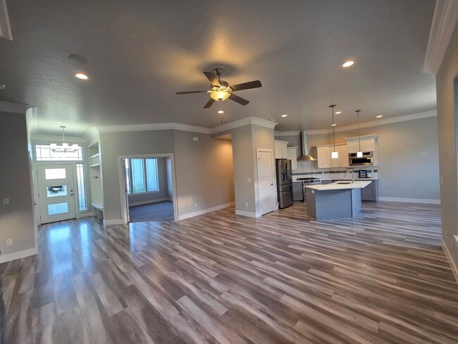 Building Photo - 584 Thebes St