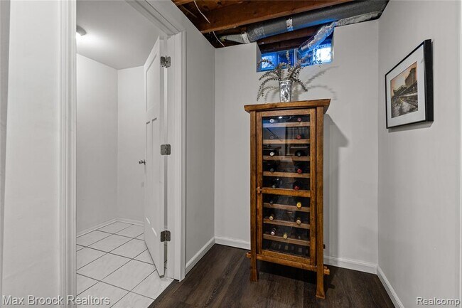 Building Photo - 704 Oakbrook Ridge Dr