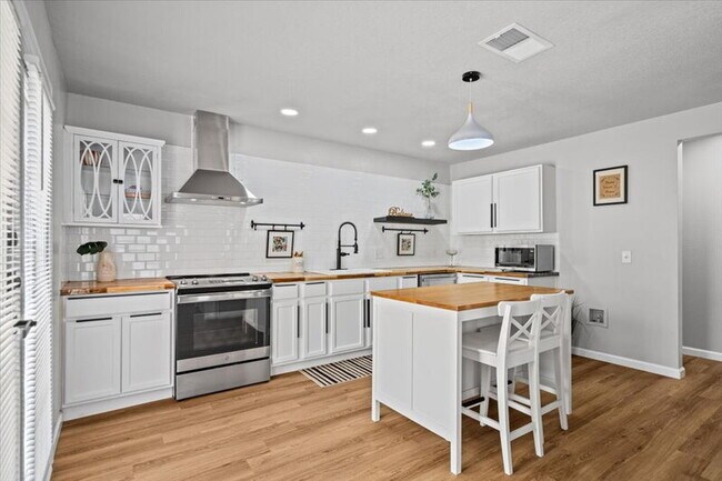 Building Photo - 2411 Glen Field Dr