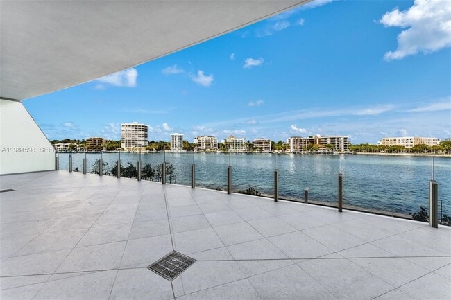 Building Photo - 5 Grove Isle Dr