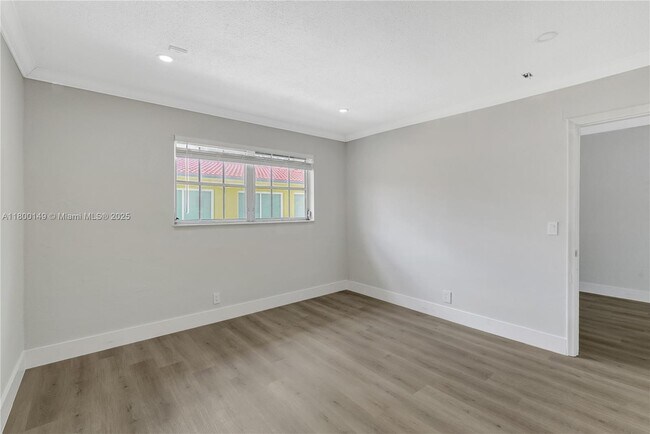 Building Photo - 5450 Hollywood Blvd