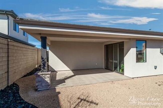 Building Photo - Stunning Desert Color Home