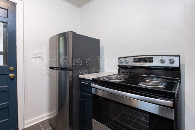 Building Photo - 621 N Broadview Ave