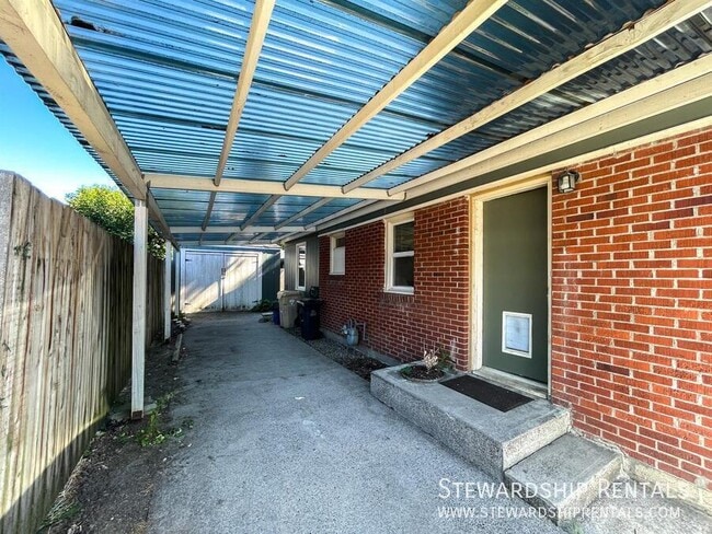 Building Photo - 2009 NW Tyler Ave