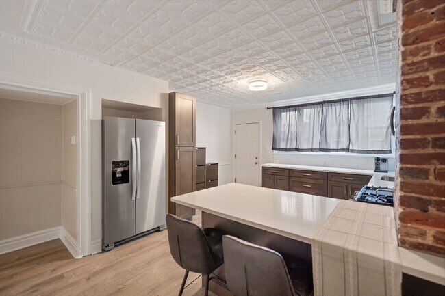 Building Photo - Tastefully updated  2-Bed, 1-Bath Gem in Troy Hill!