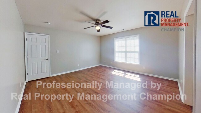 Building Photo - Charming home with open floor plan, vaulted ceilings and spacious backyard