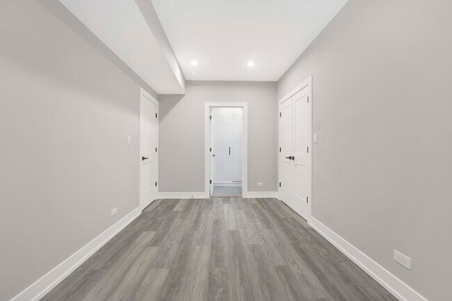 Building Photo - 5420 W Belmont Ave