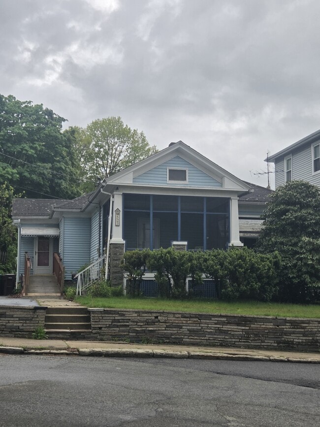 Building Photo - 523 Ballou St