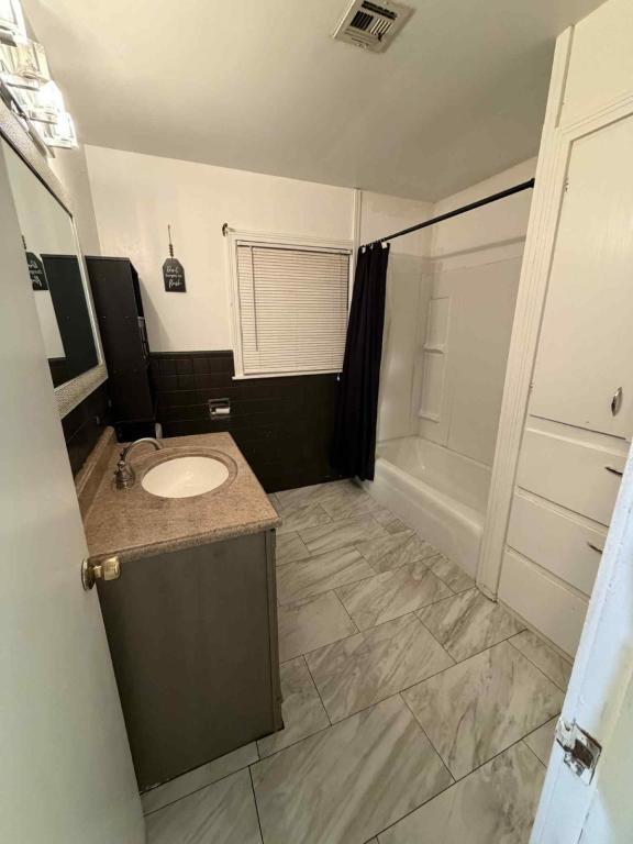 Building Photo - 910 N 14th St