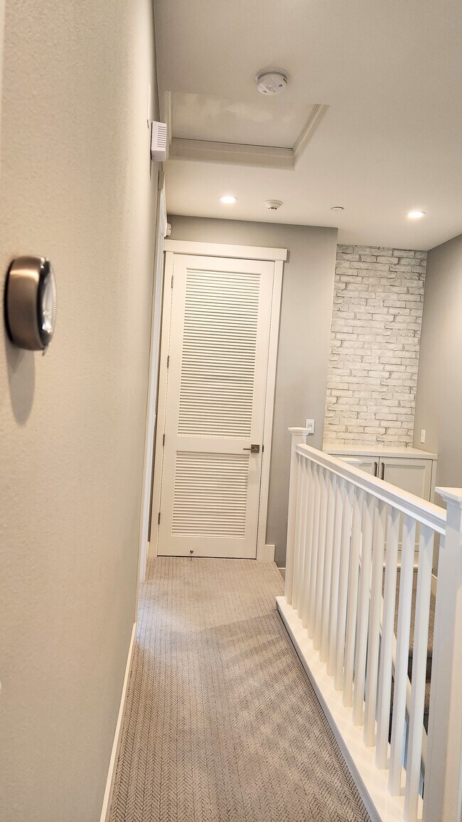 upstairs walkway - 645 E Evelyn Ave