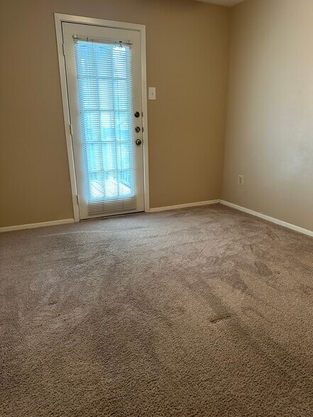 Bedroom w/ balcony - 218 North Texas