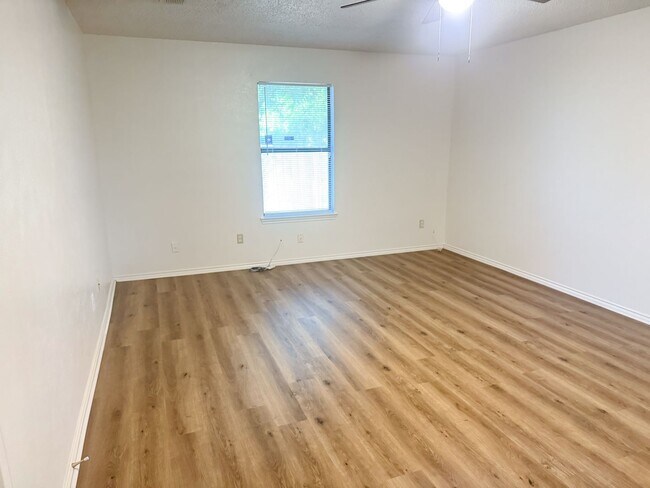 Building Photo - 1815 Cedarview Dr