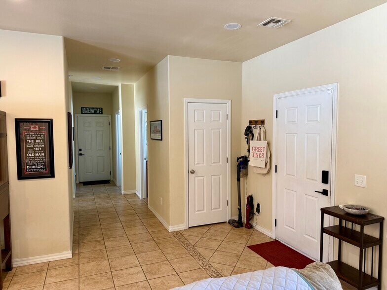 Building Photo - 1244 N Lewis Ave