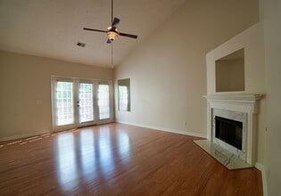 Building Photo - NICE One Level Nashville Area Home Near Lakes and Airport!