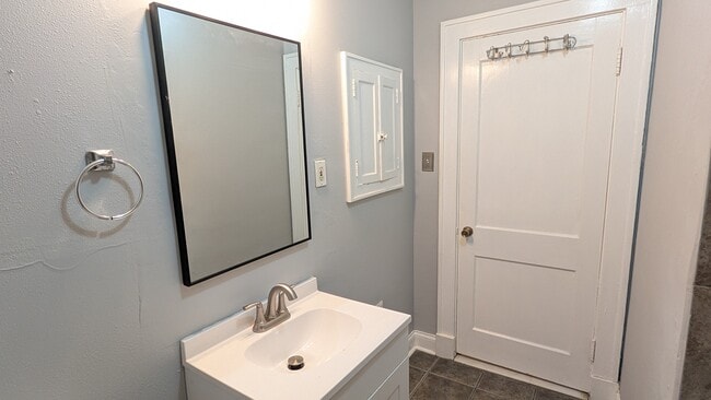 Building Photo - 5042 Mardel Ave