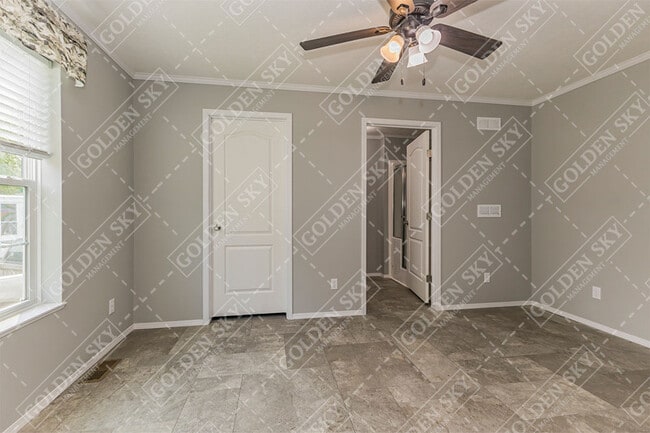 Building Photo - 804 W 15th St