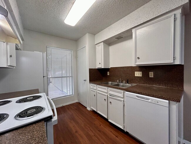 Building Photo - 1504 No Mor Cove
