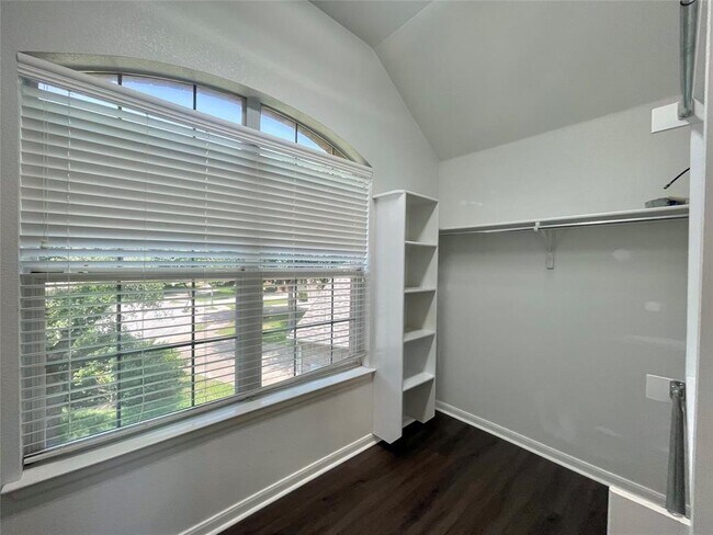 Building Photo - 2529 Charolais Ct