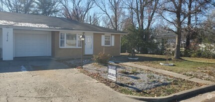 Building Photo - 2bd, 1 ba duplex, central N Columbia near ...