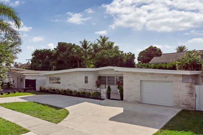 Building Photo - 20010 Highland Lakes Blvd