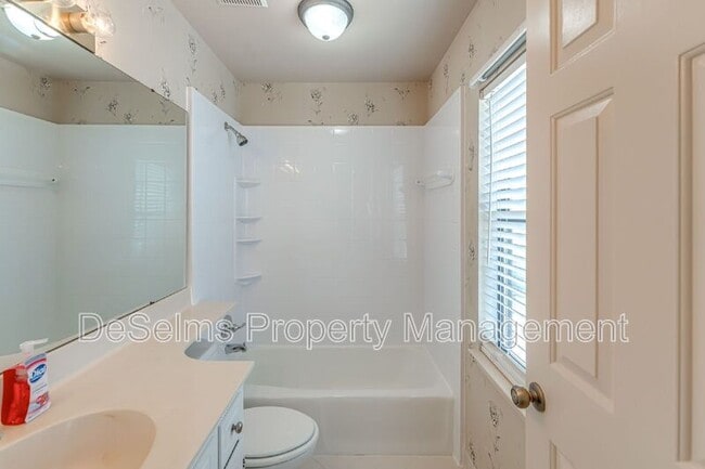 Building Photo - 1122 Brentwood Pointe