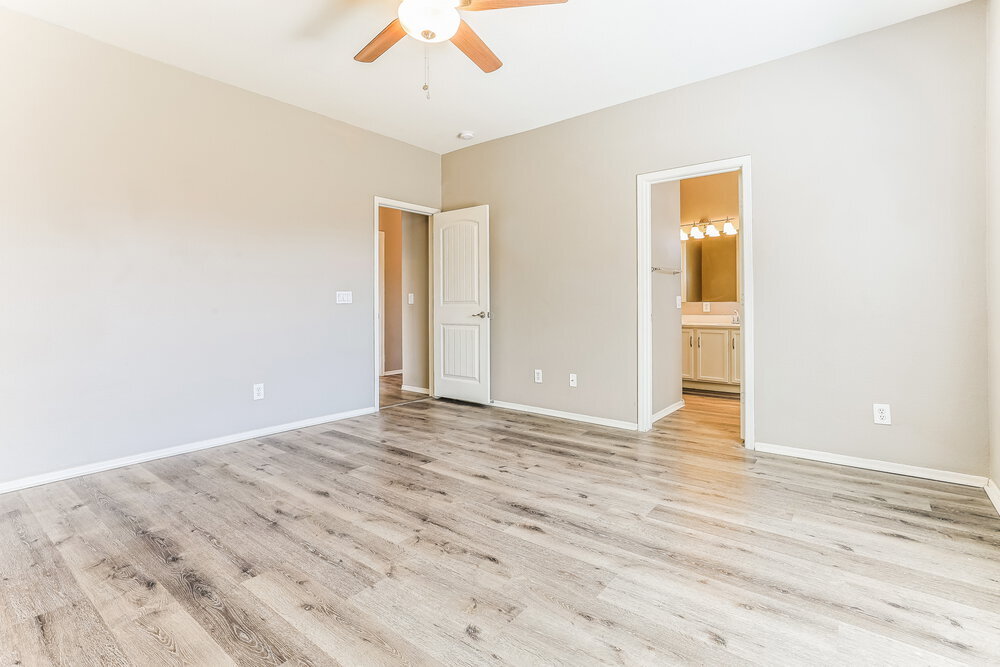 Building Photo - 30225 N Royal Oak Way