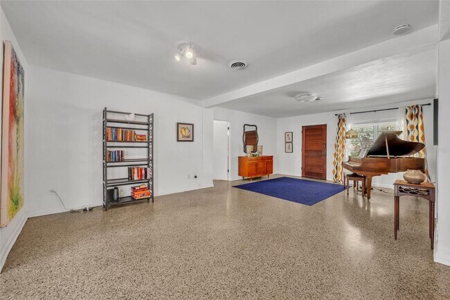 Building Photo - Fabulous pool home in Winter Park!