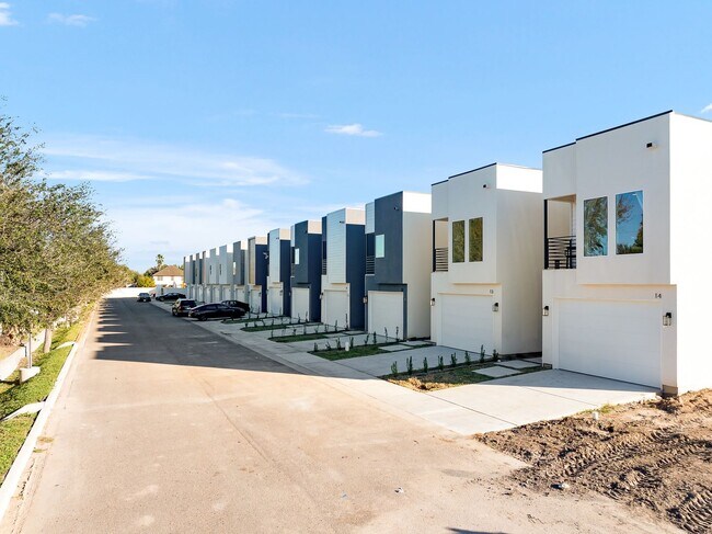 Building Photo - Beautiful 3 Bedroom Townhome in McAllen