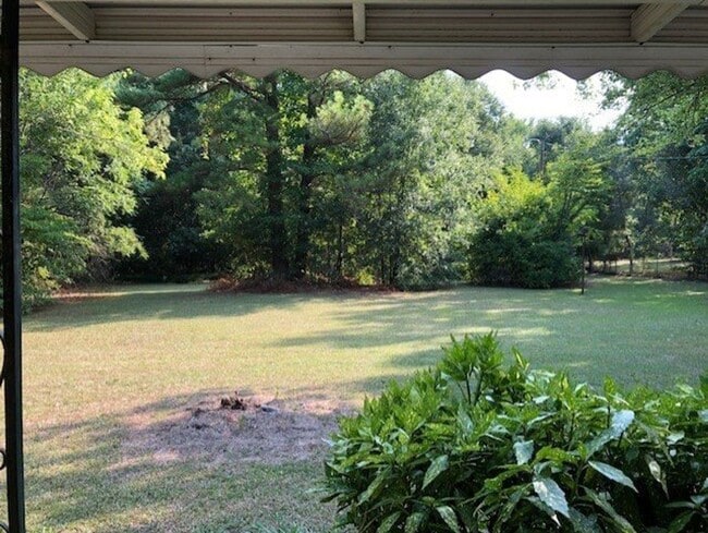 Building Photo - Large yard 3Bedroom 2 full bath