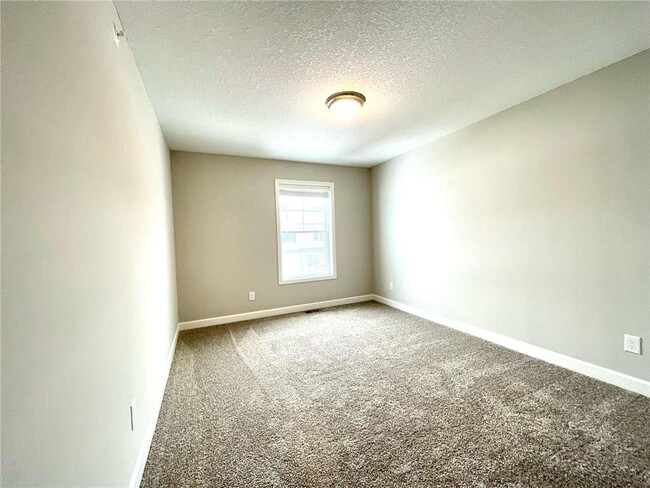 Building Photo - 10948 Yalta St NE