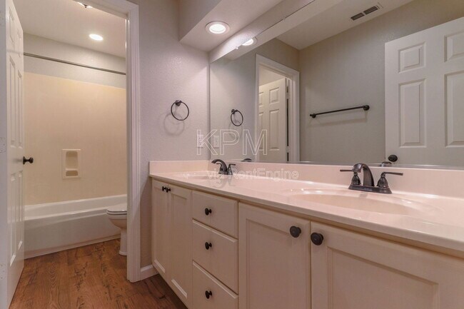 Building Photo - 2326 Carriage Dr