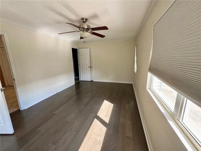Building Photo - 107 S Lake Dr
