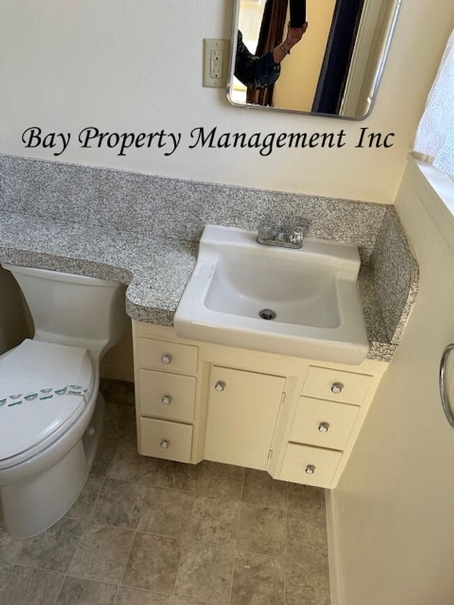 Building Photo - Charming 2 Bedroom, 1.5 Bath Home Near Riv...