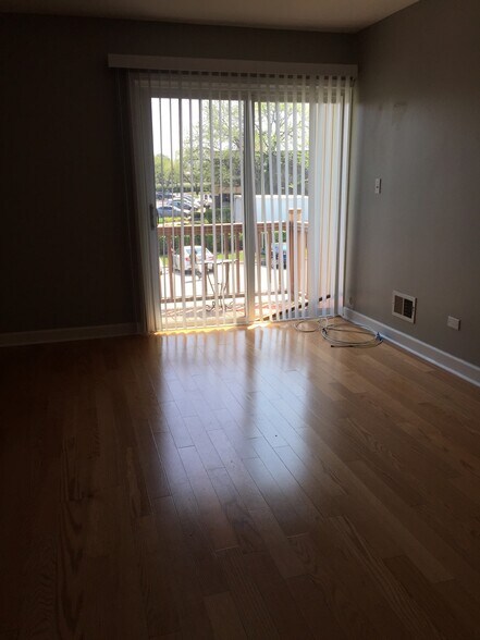 Living room - 400 74th St