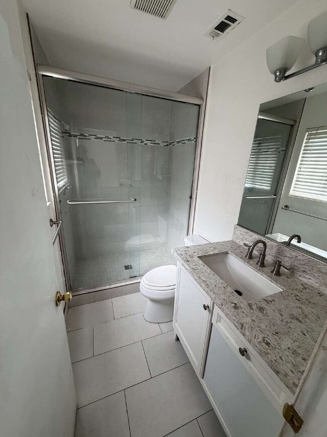 Building Photo - Spacious Single-Story Home with Large Yard & Classic Charm