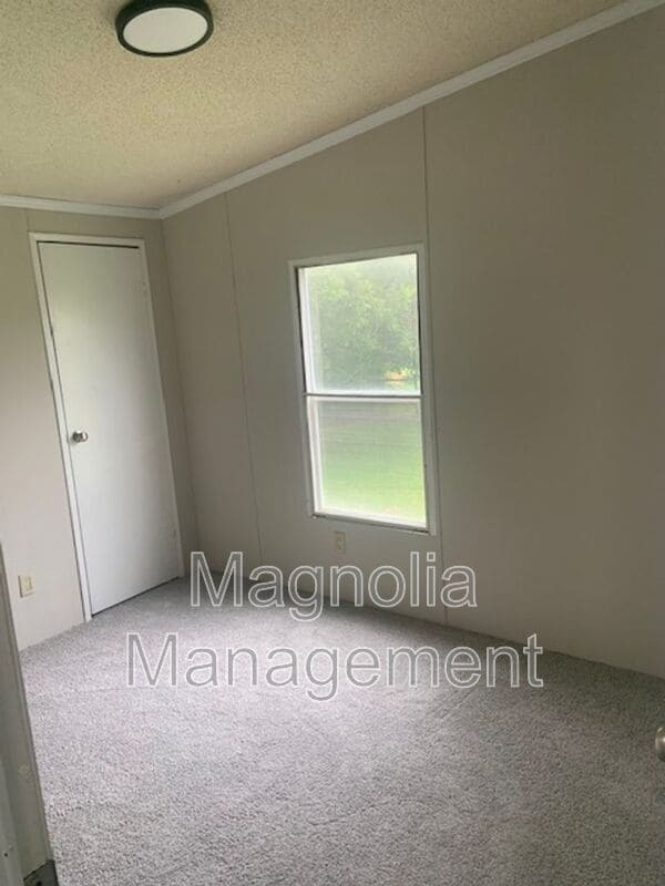 Building Photo - 472 Hawks Rd