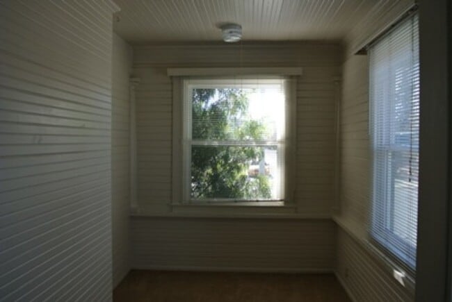 Building Photo - Charming Craftsman-Style 2BD/1BA Duplex – ...