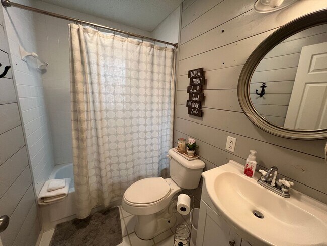Building Photo - Slice of Paradise: 3-Bedroom, 2-Bathroom Fully Furnished Waterfront Rental