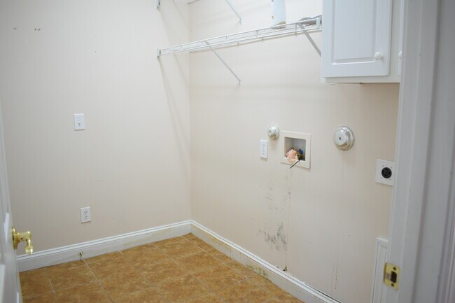 Building Photo - 1305 Wakefield Ct