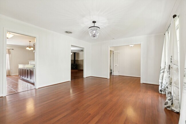 Building Photo - BEAUTIFUL 4-BEDROOM IN SUNSHINE ESTATES
