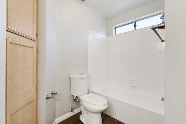 Building Photo - 1120 N Val Vista Dr