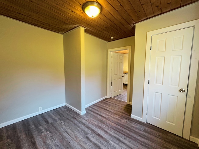 Building Photo - 3 Bedroom East Ridge House