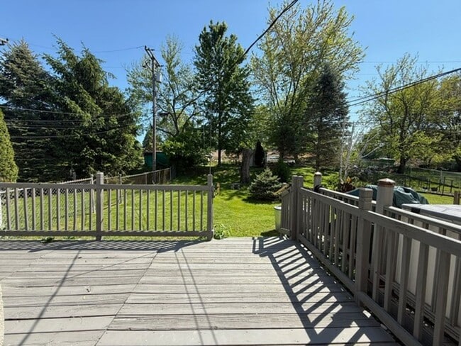 Building Photo - 2 bedroom 1.5 bathroom townhouse - Availab...