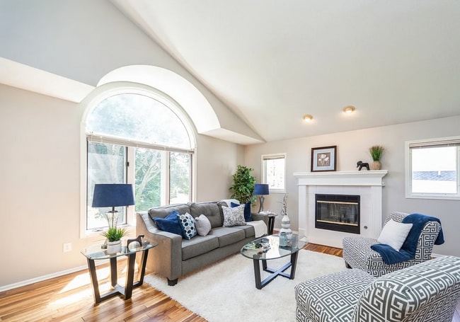 Building Photo - Desirable Clive Home with Easy Metro Access