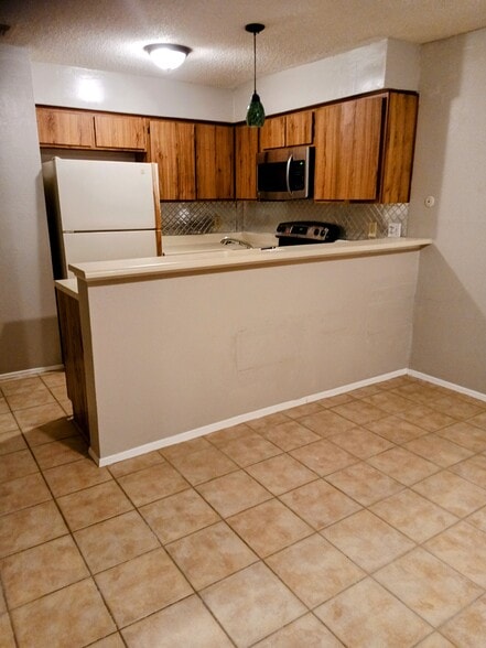 This is a beautiful property that's newly renovated. It's in a great location in the Houston oil cor - 2932 Meadowgrass Ln