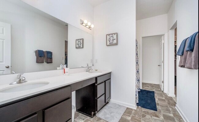 Building Photo - 5304 Maywood Dr