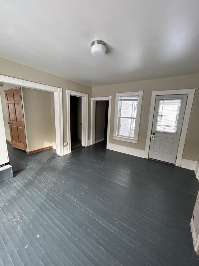 Building Photo - 4 bed 1 bath close to Water St, biking/wal...
