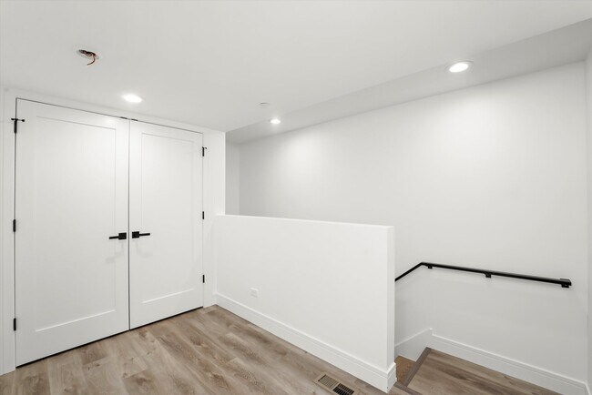 Building Photo - 117 S Bell Ave